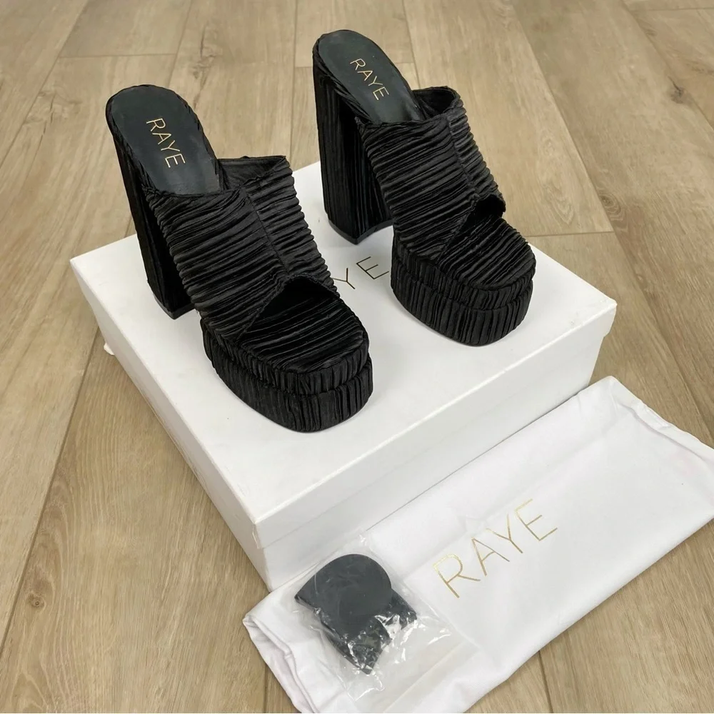 RAYE Stand Platform in Black Size 8